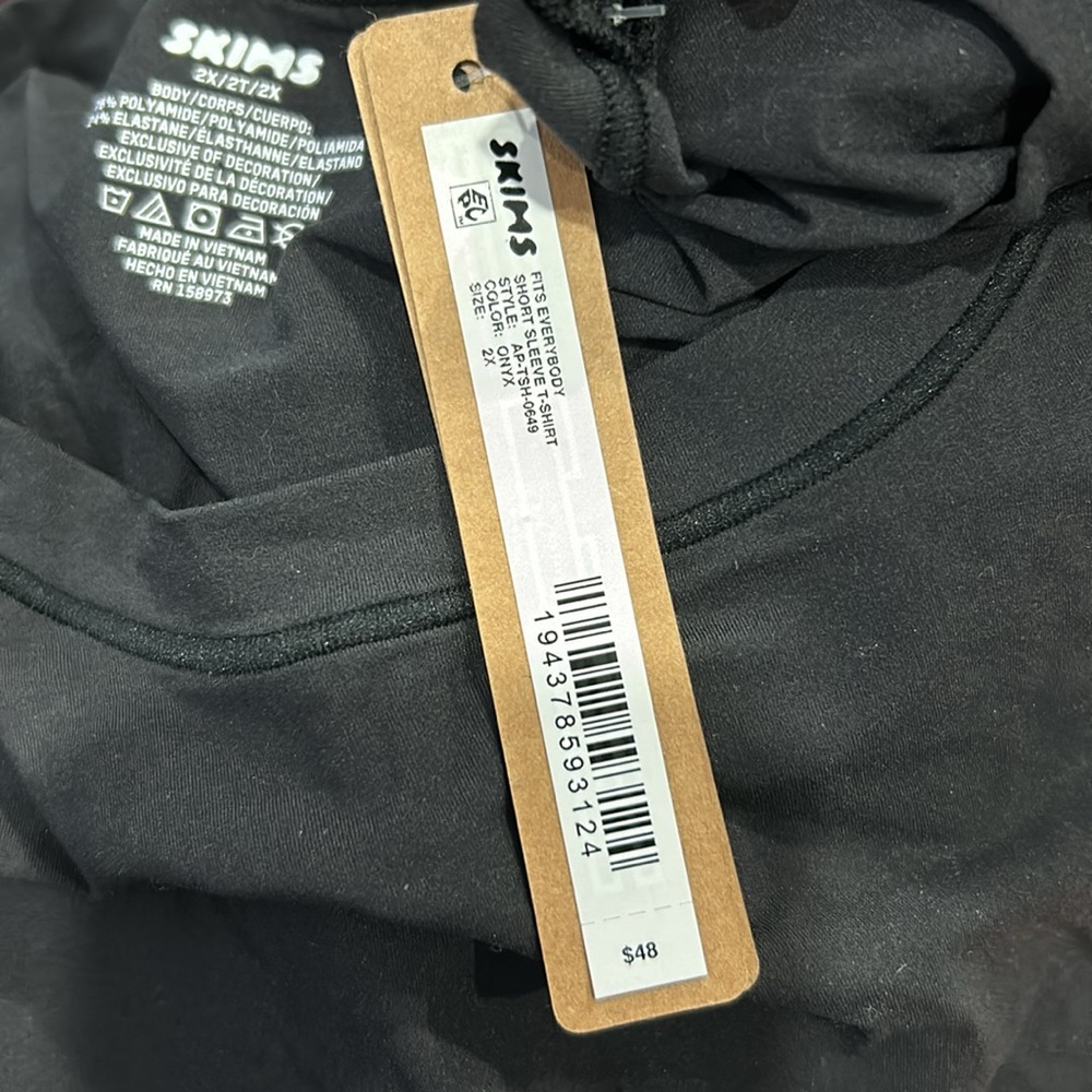 SKIMS NWT ONYX BLACK Fits Everyone T-Shirt SZ 2X - Picture 6 of 6